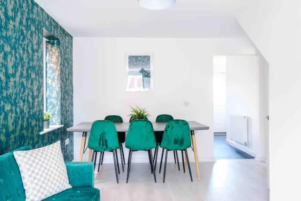 Spacious 5 Bedroom Home Hosted By Mcr Dens 맨체스터 외부 사진