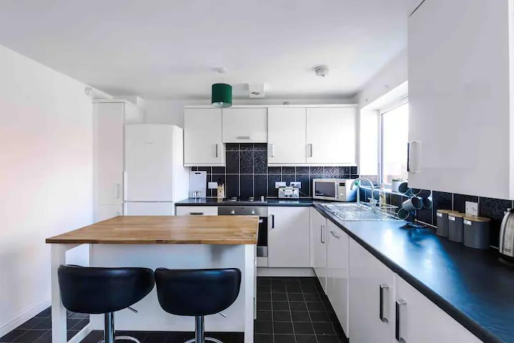 Spacious 5 Bedroom Home Hosted By Mcr Dens 맨체스터 외부 사진